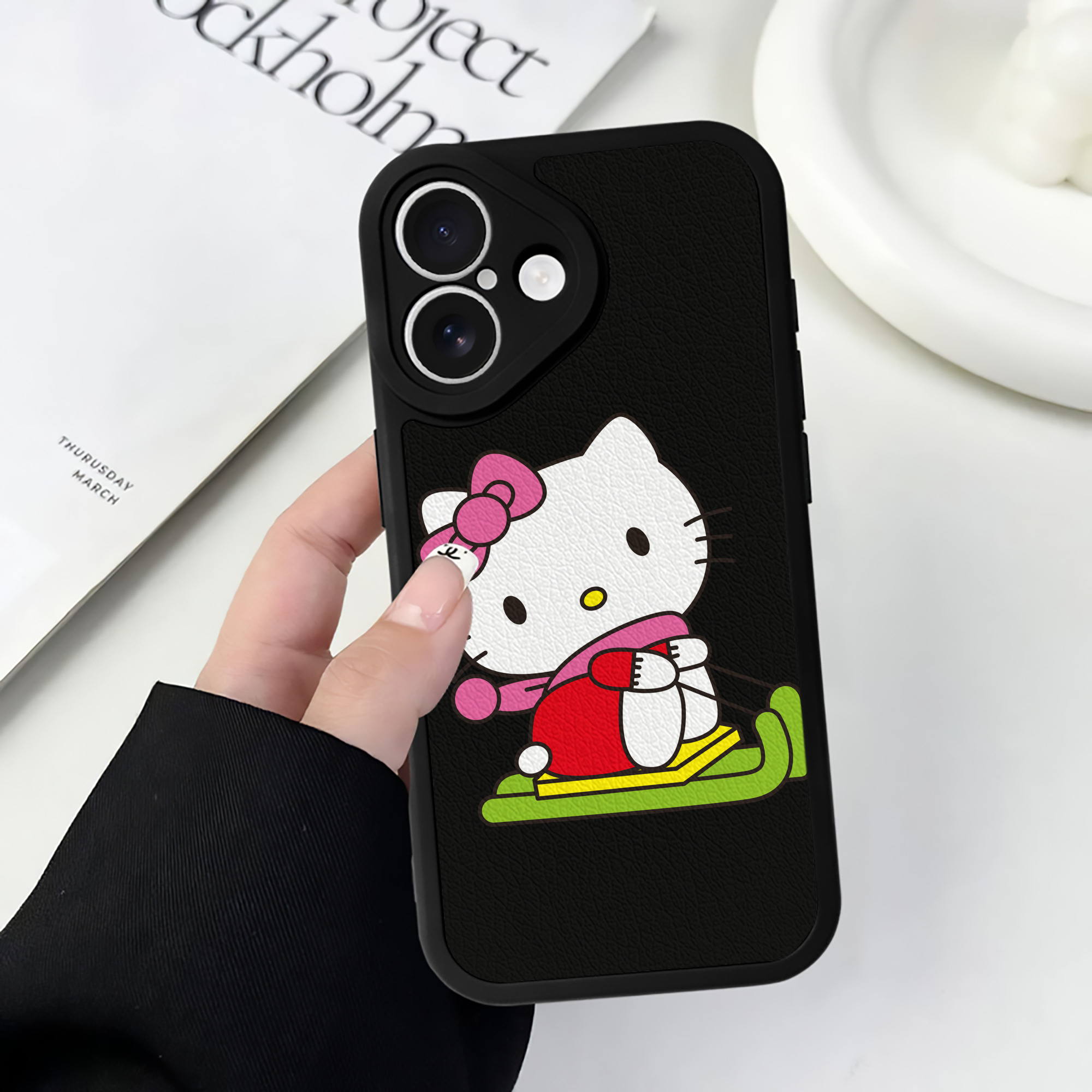 （画像用） Hello Kitty ハローキティ 【iPhone 16シリーズ対応】シリコンスマホケース（レザー調） 材質：シリコン